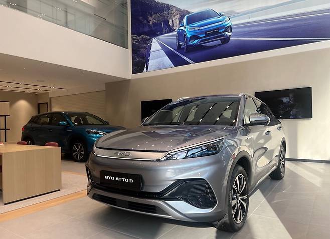 서울 서초동 비야디(BYD) 전시장에 전시된 비야디(BYD)의 전기차 모델 아토3(ATTO3). /서일원 기자