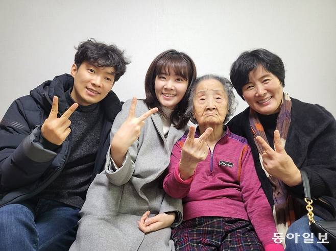 고 고옥임 할머니(오른쪽에서 두 번째)가 지난해 자택에서 막내딸 우효순 씨(오른쪽), 외손주들과 함께 웃고 있다. 고 할머니는 생전에 “집에서 살다 떠나고 싶다”는 뜻을 밝혀 연명치료를 중단하고 생의 마지막을 가족들과 함께 집에서 보냈다. 우효순 씨 제공