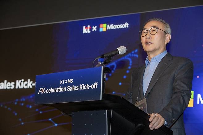 김영섭 KT 대표가 지난달 14일 열린 B2B AI 전환(AX) 가속화 사업 전략 워크숍에서 AI 관련 보안 클라우드 사업에 대해 설명하고 있다. 이 사업은 마이크로소프트(MS)와의 전략적 파트너십을 통해 선보인다. KT 제공