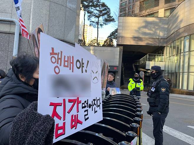 17일 오전 윤석열 대통령 지지자들이 문형배 헌법재판소장 권한대행 자택으로 알려진 서울 종로구의 한 아파트 단지 후문에서 집회를 하고 있다. 뉴스1