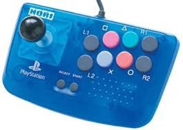 세가새턴과 플레이스테이션 용 조이스틱. 국내에도 유통됐었다