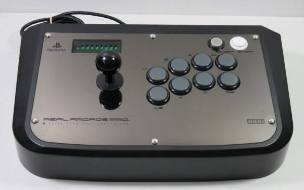 플레이스테이션 진영에서 절대 빼놓을 수 없는 스틱. 리얼 아케이드 프로