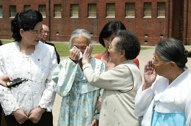 2004년 5월23일 일본의 과거청산을 요구하는 제2회 국제연대협의회 서울대회에 참석한 남북 일제만행 피해자들이 서울 서대문형무소를 방문하고 있다. 일본군 ‘위안부’ 피해자 길원옥 할머니(오른쪽 둘째)할머니가 북한 일본군 ‘위안부’ 피해자 리상옥 할머니의 눈물을 닦아주고 있다. 한겨레 자료사진