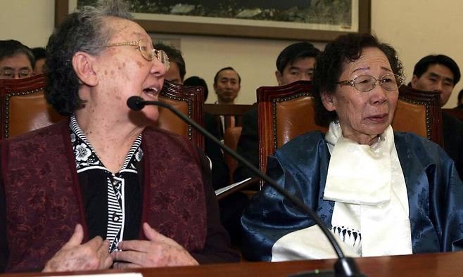 2007년 2월22일 일본군 ‘위안부’ 피해자 길원옥(왼쪽)·김순악 할머니가 일본군 ‘위안부’ 문제 청구권협상촉구결의안에 대해 심의하기 위해 열린 국회 통일외교통상위원회에 출석해 증언하고 있다. 한겨레 자료사진