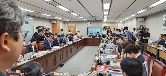 지난해 7월11일 정부세종청사 최저임금위원회 회의실에서 열린 10차 전원회의에서 최저임금위원회 위원들이 2025년 치 최저임금액 결정을 위한 논의를 하고 있다. 전종휘 기자