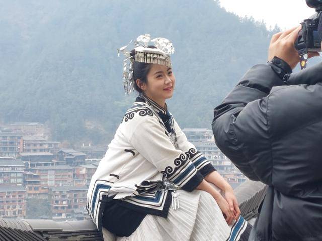 지난해 12월 26일 중국 구이저우성 첸둥난주 먀오족자치구에서 한 한족 여성이 먀오족 전통 신부 의상을 입고 웨딩 촬영을 하고 있다. 첸둥난=조영빈 특파원