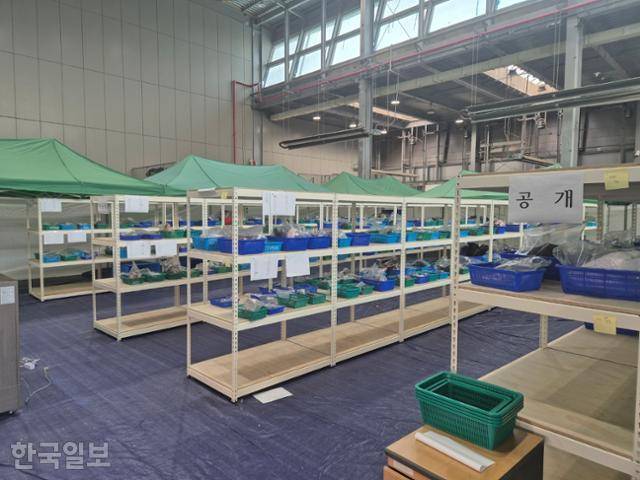 14일 전남 무안국제공항에 마련된 유류품 보관소 내부. 주인을 찾지 못한 제주항공 여객기 참사 희생자들의 물건들이 선반에 놓여있다. 유족 제공