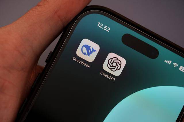 스마트폰에 설치된 생성형 인공지능(AI) 딥시크와 챗GPT 앱 . 한국일보 자료사진