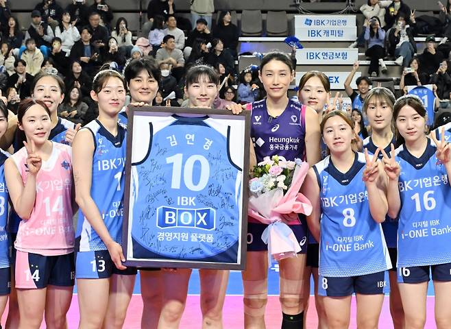 김연경이 16일 경기 종료 후 IBK기업은행 선수들의 사인 유니폼을 전달받고 있다. 사진=KOVO