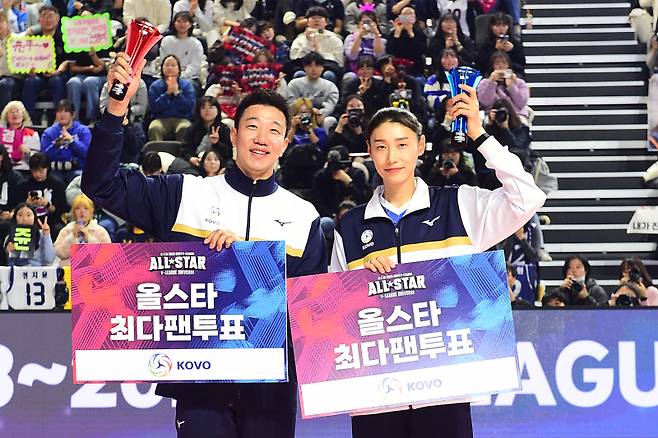 지난해 1월 열린 2023~24시즌 올스타전에서 남녀부 최다팬투표 1위에 오른 김연경(오른쪽)과 신영석이 행사 당일 시상식에서 포즈를 취하고 있다. 사진=한국배구연맹&nbsp;
