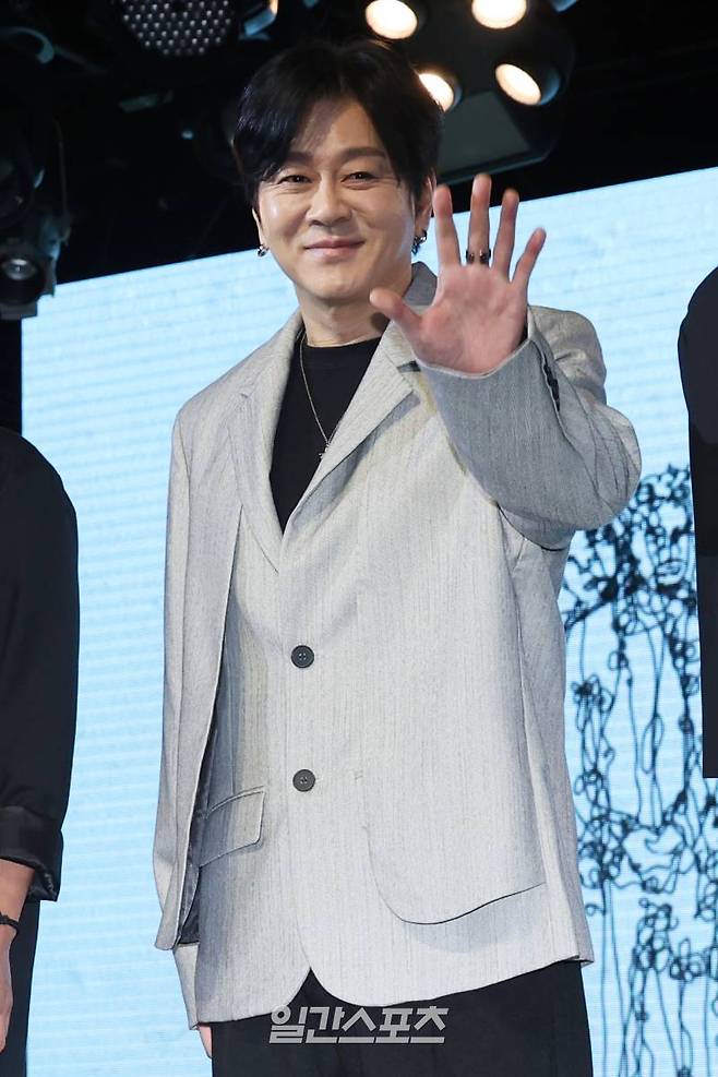 록 밴드 YB 윤도현이 17일 오후 서울 마포구 롤링홀에서 열린 새 EP 앨범 ‘Odyssey(오디세이)’ 발매 기념 음감회에 참석해 포즈를 취하고 있다. 이번 앨범은 국내 최고 메탈 전문가들과 협업해 파격적인고 실험적인 변화를 보여준다. 서병수 기자 qudtn@edaily.co.kr /2025.02.17/