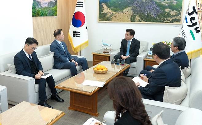 오영훈 제주도지사(가운데)가 우기홍 대한항공 대표이사 부회장(왼쪽 위)과 면담을 하고 있다. (제주도 제공)
