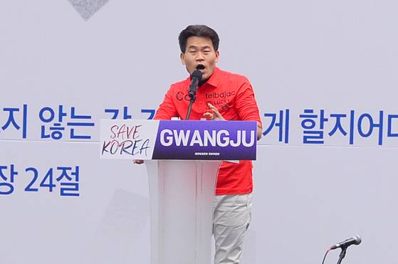 전한길 한국사 강사가 지난 15일 광주 금남로 일대에서 열린 보수성향 개신교 단체 '세이브코리아'의 국가비상기도회에서 발언하고 있다. 뉴스1