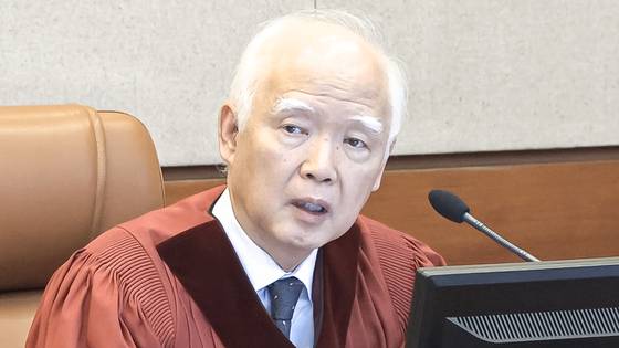 정형식 헌법재판관이 지난 13일 서울 종로구 헌법재판소에서 열린 윤석열 대통령 탄핵 심판 8차 변론에서 김봉식 전 서울경찰청장을 증인신문을 하고 있다. 사진 헌법재판소