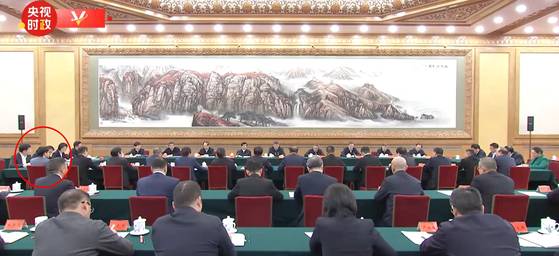 17일 베이징 인민대회당에서 민영경제 좌담회가 열렸다. 생성형 AI 스타트업 딥시크의 량원펑(붉은 동그라미) 창업자도 참석했다. CC-TV 캡처