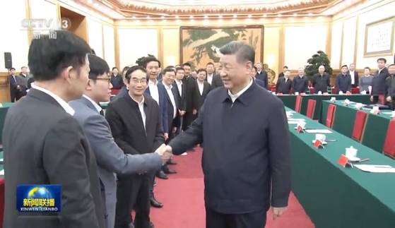 17일 베이징 인민대회당에서 열린 민영기업가 좌담회에서 시진핑(오른쪽) 중국 국가주석이 량원펑(왼쪽 두번째) 딥시크 창업자와 악수하고 있다. CC-TV 캡처