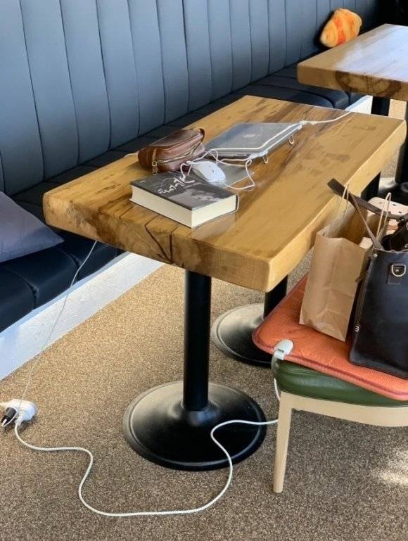 ▲ 전기를 과도하게 사용하며 자리를 오래 비우기까지 하는 손님이 있어 고민이라는 자영업자가 올린 사진 [온라인커뮤니티]