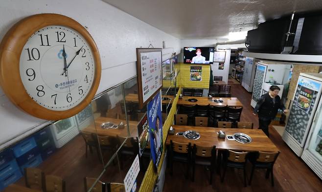 서울 응암동 대림시장 앞 한 감자탕집이 마감 준비를 하고 있다./한국경제 김범준 기자