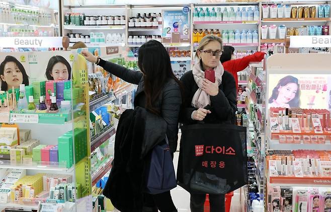 다이소 명동역점에서 외국인 관광객들이 쇼핑하고 있다./한국경제 강은구 기자