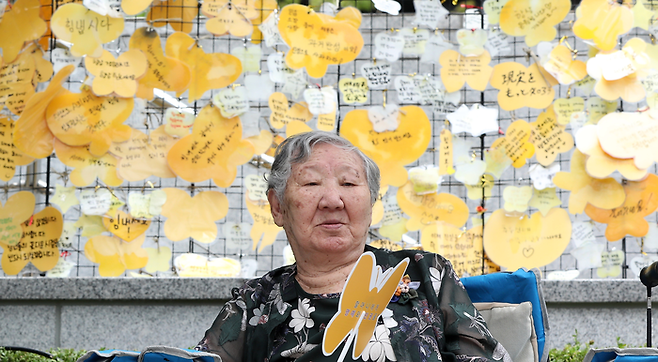 수요집회에 참석한 길원옥 할머니. 경향신문 자료사진