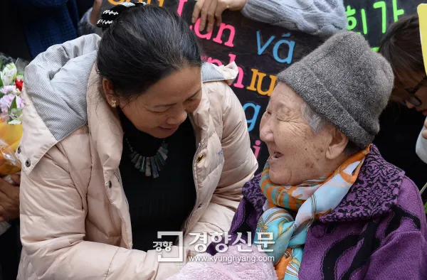 길원옥 할머니가 2015년 4월 8일 서울 종로구 일본대사관 앞에서 일본군 ‘위안부’ 문제 해결을 위한 정기수요집회에서 베트남전 민간인학살 피해자인 응우옌 티 탄씨와 인사를 나누고 있다. 경향신문 자료사진