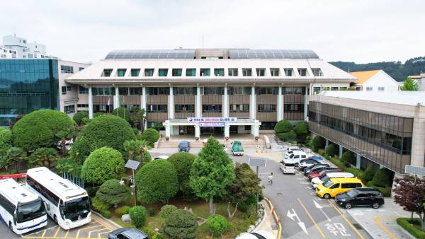 경남 통영시가 추진하다 시의회 반대로 사업 철회를 공식 선언한 산양파크골프장 조성사업이 재추진 끝에 시의회 상임위 문턱을 가까스러 넘었지만 난제는 여전하다. 사진은 통영시청 전경. 국제신문DB