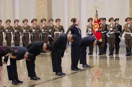 North Korean leader Kim Jong-un, fourth from left, and other officials pay their respects at the Kumsusan Palace of the Sun in Pyongyang on the birthday of his father and late leader Kim Jong-il on Feb. 16. [YONHAP]