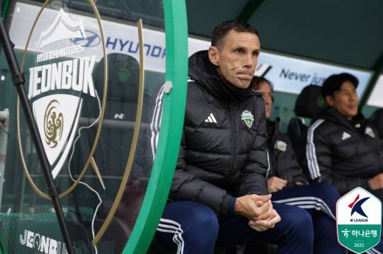 경기 시작 기다리는 포옛 감독. 사진[연합뉴스]