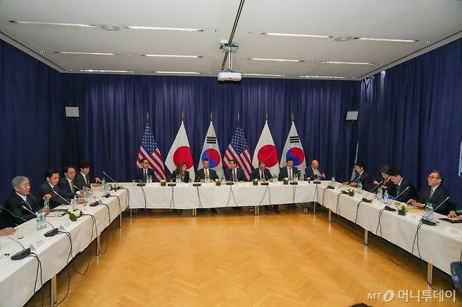조태열 외교부 장관이 15일 뮌헨안보회의(MSC) 참석 계기로 마코 루비오 미국 국무장관 및 이와야 다케시 일본 외무대신과 한미일 외교장관회의를 하고 있다. / 사진=외교부