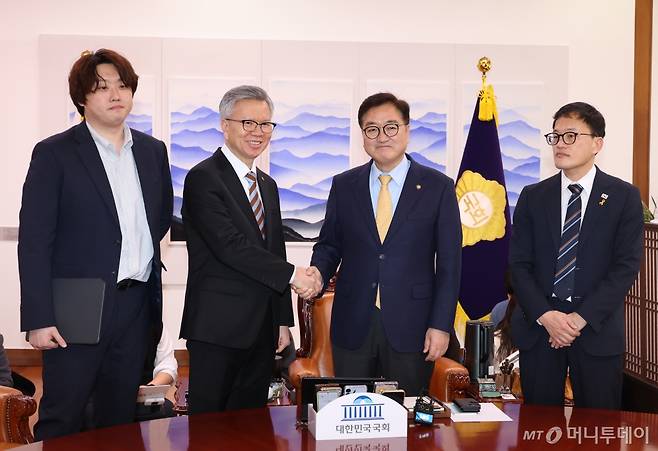 [서울=뉴시스] 고승민 기자 = 우원식 국회 의장이 17일 서울 여의도 국회에서 대한의사협회 김택우 회장을 만나 악수하며 기념촬영하고 있다. 2025.02.17. kkssmm99@newsis.com /사진=고승민