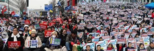 = ‘5·18민주화운동 항쟁지’ 광주 금남로 일대에서 50m가량 거리를 두고 윤석열 대통령의 탄핵 찬·반 집회가 각기 열렸다. 왼쪽은 ‘윤석열정권 즉각퇴진·사회대개혁 광주비상행동’ 윤 대통령 탄핵 촉구 집회. 오른쪽은 ‘세이브코리아’ 윤 대통령 탄핵 반대 촉구 기도회. 뉴시스