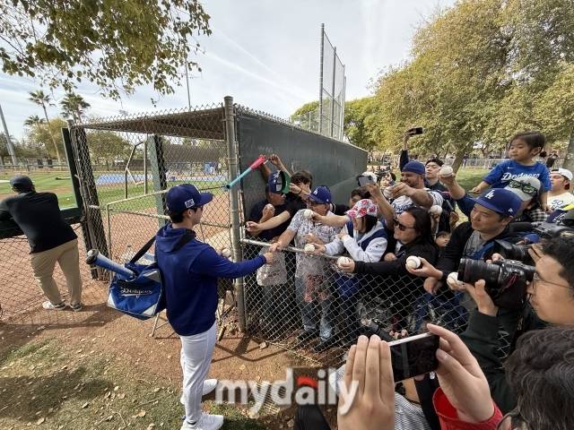 팬들의 요청에 사인을 해주고 있는 김혜성./글렌데일(미국 애리조나주) = 박승환 기자