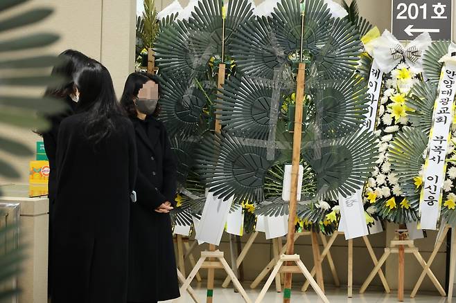 대전 초등학교 살인사건 피해자인 김하늘(8)양의 빈소가 대전 서구 한 장례식장. 사진은 이날 오후 빈소를 찾은 학교 교사들이 유족 항의에 따라 빈소 밖에서 서 있는 모습. [연합]