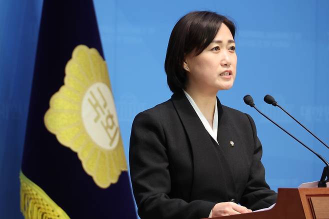 더불어민주당 교육특별위원장인 백승아 의원이 16일 서울 여의도 국회 소통관에서 기자회견을 열고 당론으로 추진하기로 한 ‘하늘이법’ 입법 방향을 설명하고 있다. [연합]