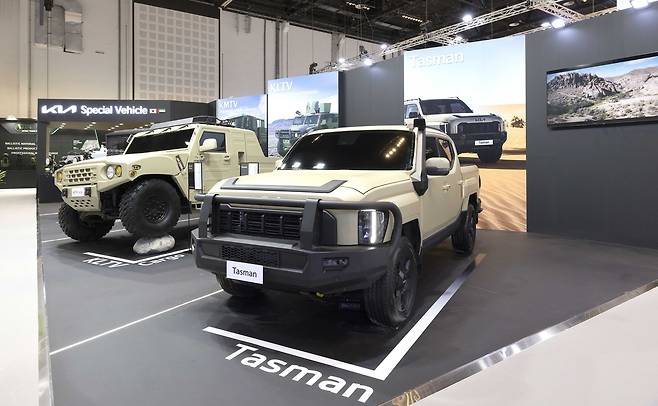 IDEX 2025 전시장에서 선보이는 소형전술차 2인승 카고(왼쪽부터)와 타스만 쇼카 [기아 제공]