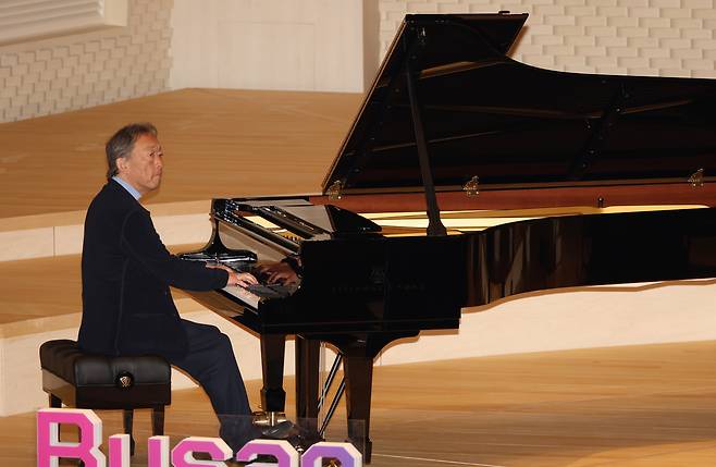 정명훈 클래식부산 예술감독이 17일 오후 부산 부산진구 부산콘서트홀에서 열린 개관 기자간담회에서 피아노 연주를 하고 있다. 부산의 첫 클래식 전용 공연장인 부산콘서트홀은 오는 6월 20일 문을 연다. [연합]
