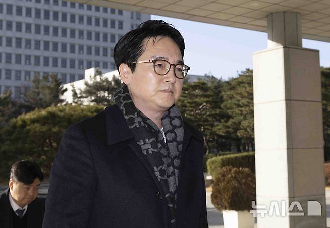 [서울=뉴시스] 김근수 기자 = 심우정 검찰총장이 17일 서울 서초구 대검찰청 청사로 출근을 하고 있다. 헌재는 오늘 서울중앙지검 이창수 지검장, 조상원 4차장검사, 최재훈 반부패2부장검사의 탄핵심판 첫 정식 변론을 연다. 이들은 도이치모터스 주가조작 의혹과 관련해 김건희 여사를 무혐의 처분했다는 이유로 탄핵소추됐다. 2025.02.17. ks@newsis.com