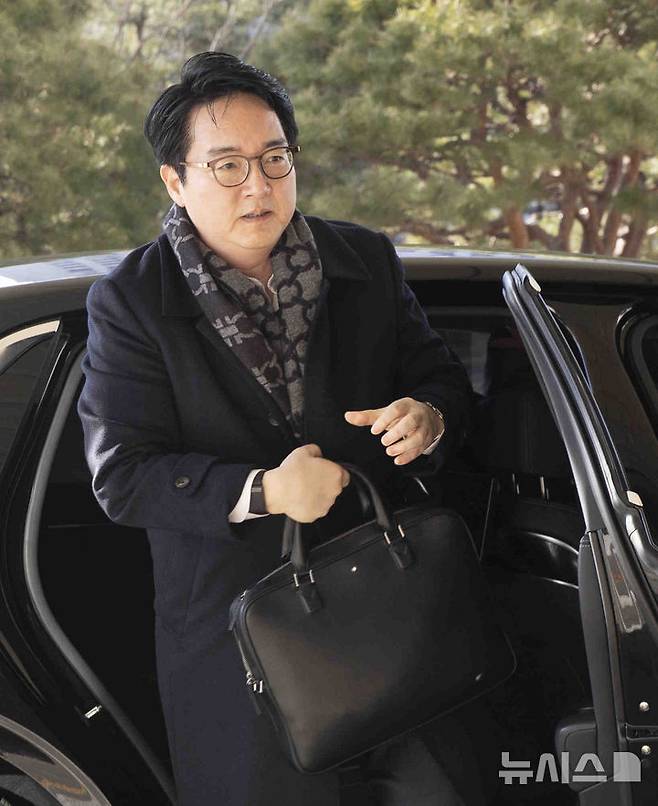 [서울=뉴시스] 김근수 기자 = 심우정 검찰총장이 17일 서울 서초구 대검찰청 청사로 출근을 하고 있다. 헌재는 오늘 서울중앙지검 이창수 지검장, 조상원 4차장검사, 최재훈 반부패2부장검사의 탄핵심판 첫 정식 변론을 연다. 이들은 도이치모터스 주가조작 의혹과 관련해 김건희 여사를 무혐의 처분했다는 이유로 탄핵소추됐다. 2025.02.17. ks@newsis.com