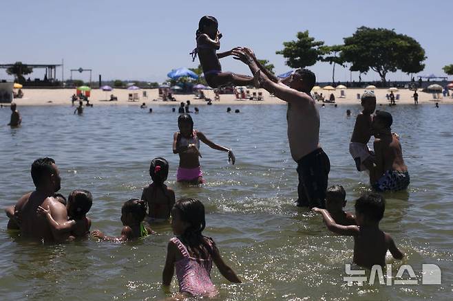 [리우데자네이루=AP/뉴시스] 16일(현지 시간) 브라질 리우데자네이루의 무더운 여름 날씨 속 피서객들이 피시나우 지 하무스 인공 해변에서 물놀이를 즐기고 있다. 2025.02.17.