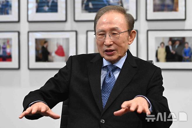 [서울=뉴시스] 김근수 기자 = 이명박 전 대통령이 17일 오전 서울 서초구 이명박재단 사무실을 찾은 권성동 국민의힘 원내대표와 대화하고 있다. (공동취재) 2025.02.17. photo@newsis.com