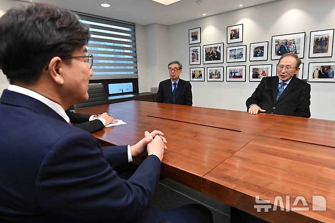 [서울=뉴시스] 김근수 기자 = 이명박 전 대통령이 17일 오전 서울 서초구 이명박재단 사무실에서 권성동 국민의힘 원내대표와 대화를 나누고 있다. (공동취재) 2025.02.17. photo@newsis.com