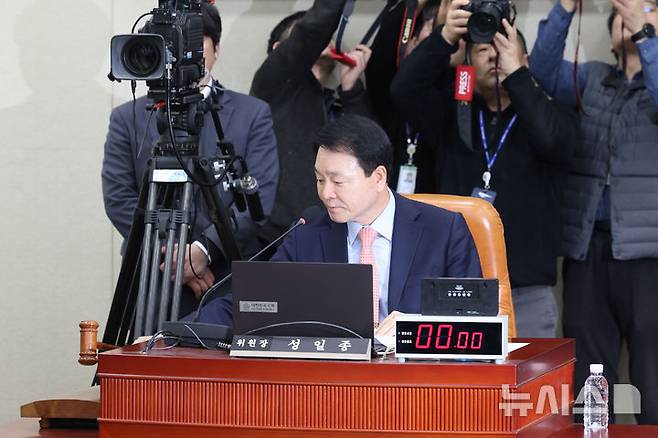 [서울=뉴시스] 권창회 기자 = 성일종 국방위원장이 17일 오후 서울 여의도 국회에서 열린 국방위원회 전체회의에서 의사봉을 두드리고 있다. 2025.02.17. kch0523@newsis.com