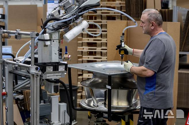 [AP/뉴시스]독일 홀렌바흐 소재 공장과 근론자