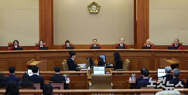 서울 종로구 헌법재판소 대심판정에서 열린 탄핵 심판 변론에 문형배 헌법재판소장 직무대행을 비롯한 헌법재판들이 착석해 있다. 사진공동취재단