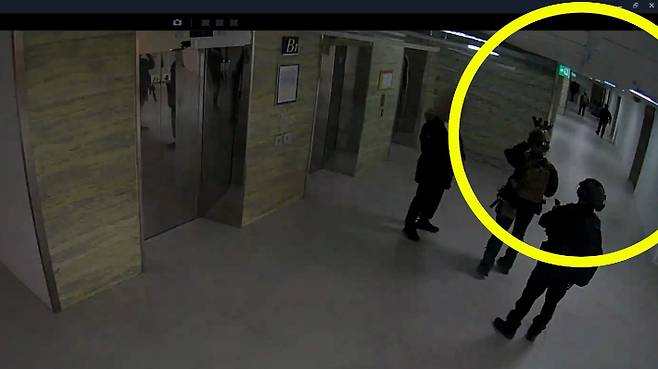 지난해 12월 4일 새벽 국회 본관에 들어온 707특수임무단 대원들이 지하 1층의 전원을 내리는 모습. 국회사무처 제공