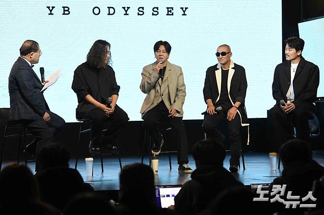 왼쪽부터 임진모 음악평론가, YB 멤버 허준, 윤도현, 김진원, 박태희. 박종민 기자