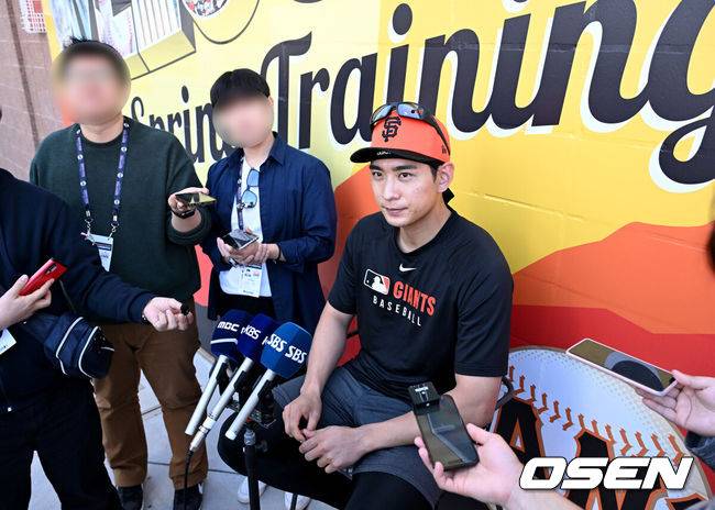 [OSEN=애리조나(미국), 이대선 기자] 16일(한국시간) 미국 애리조나주 스코츠데일 스타디움에서 2025 메이저리그 샌프란시스코 자이언츠의 스프링캠프가 진행됐다.샌프란시스코는 오는 23일 텍사스 레인저스와의 시범경기를 시작으로 2025시즌 준비에 돌입한다. 8개월 가량 재활을 마친 이정후는 이제 메이저리그 데뷔 2년차 시즌을 준비한다. 샌프란시스코 자이언츠 이정후가 인터뷰를 하고 있다. 2025.02.15 / sunday@osen.co.kr