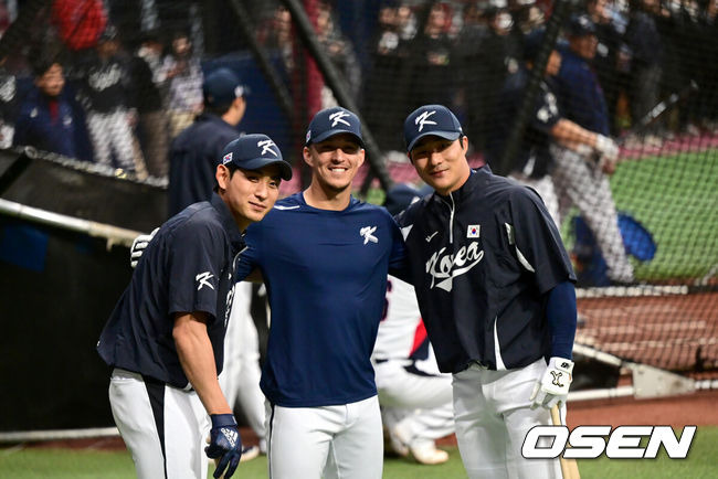 [OSEN=고척, 최규한 기자] 월드베이스볼클래식(WBC) 대표팀이 2일 오후 서울 고척스카이돔에서 공식 훈련을 진행했다. WBC 대표팀 이정후, 에드먼, 김하성(왼쪽부터)이 취재진을 향해 미소짓고 있다. 2023.03.02 / dreamer@osen.co.kr