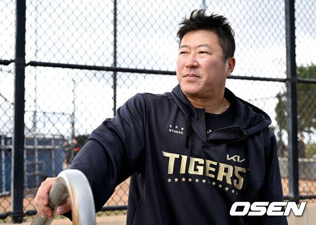 [OSEN=어바인(미국), 이대선 기자] 12일(한국시간) 미국 캘리포니아주 어바인 그레이트파크 베이스볼 컴플렉스에서 KIA 타이거즈의 1차 스프링캠프가 진행됐다.KIA 선수단은 오는 18일 미국에서 출발해 19일 인천으로 입국한 뒤 20일에 일본 오키나와로 건너가 21일부터 3월 4일까지 킨 구장에서 본격적인 실전을 치른다.KIA 최형우가 취재진과 인터뷰를 하고 있다. 2025.02.12 / sunday@osen.co.kr