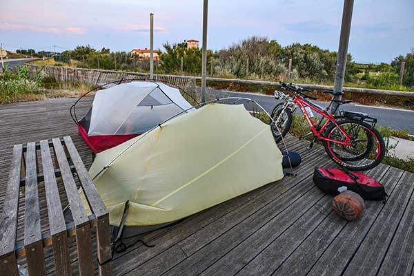 화장실이 있는 데크에서 야영했다. 대부분 야영했으며, 식사도 직접 간편식을 조리해 먹거나 간단한 행동식으로 때웠다.